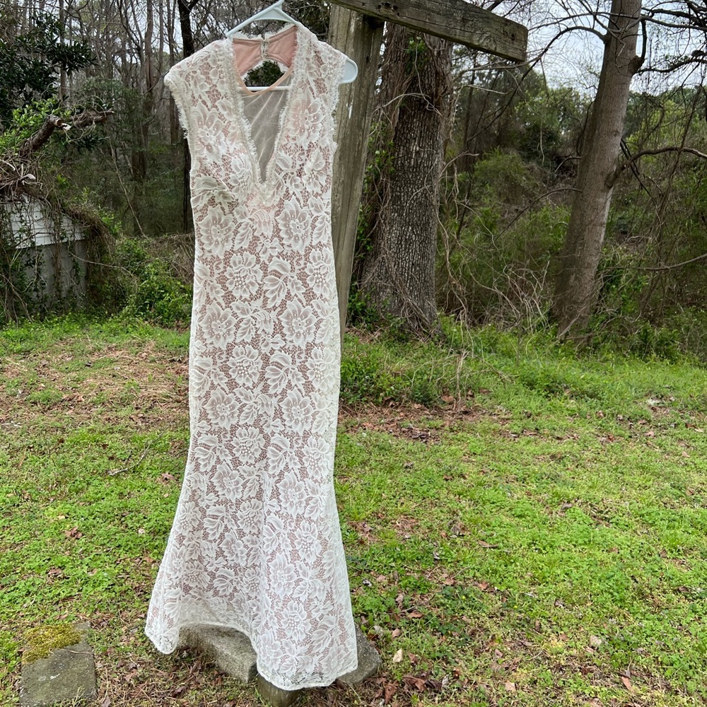 BETSY AND ADAM Deep-V Illusion Neckline Lace Evening Dress